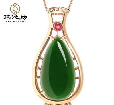精致典雅 菠菜綠和田玉大碧玉吊墜，18K金鑲鉆，展現東方女性魅力