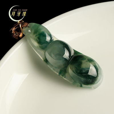 月牙緣珠寶 精雕細琢，四季常青——18K金鑲嵌飄花A貨翡翠四季豆吊墜鑒賞